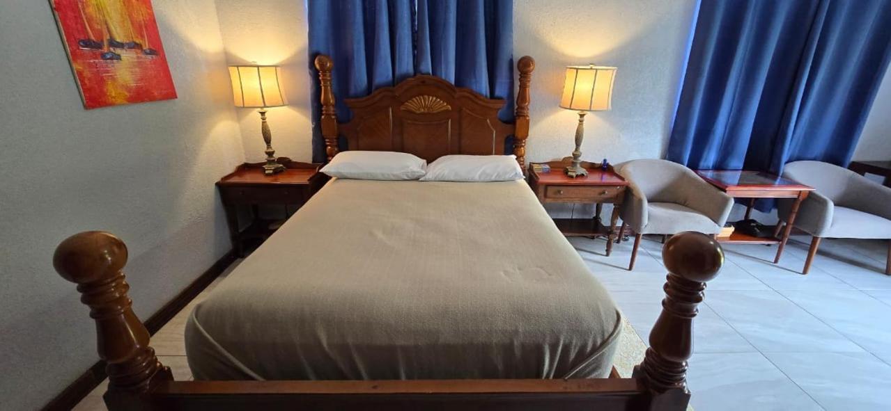 Ladyville Tuquil-Ha Bed & Breakfast エクステリア 写真